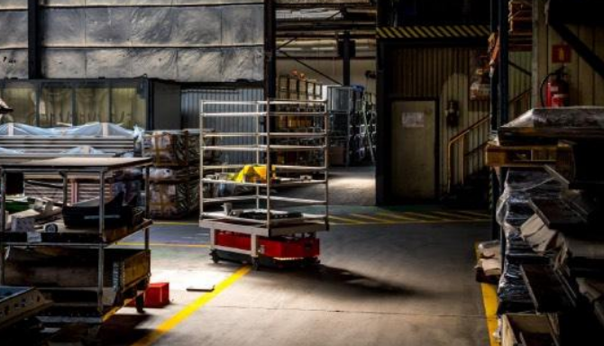 AMR trolley (VERSABOT) in a warehouse