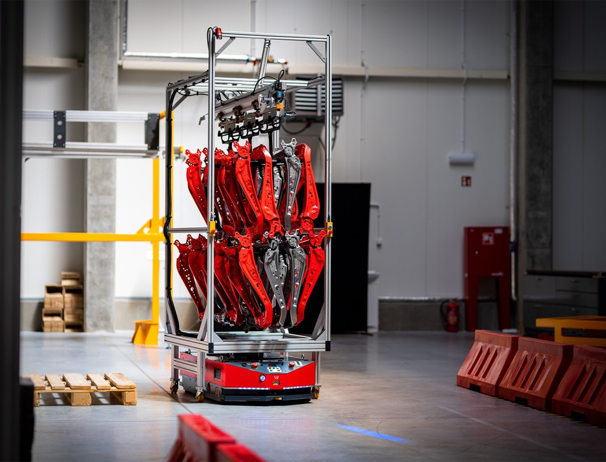 Robot AMR ze sprzęgiem stałym transportujący materiały