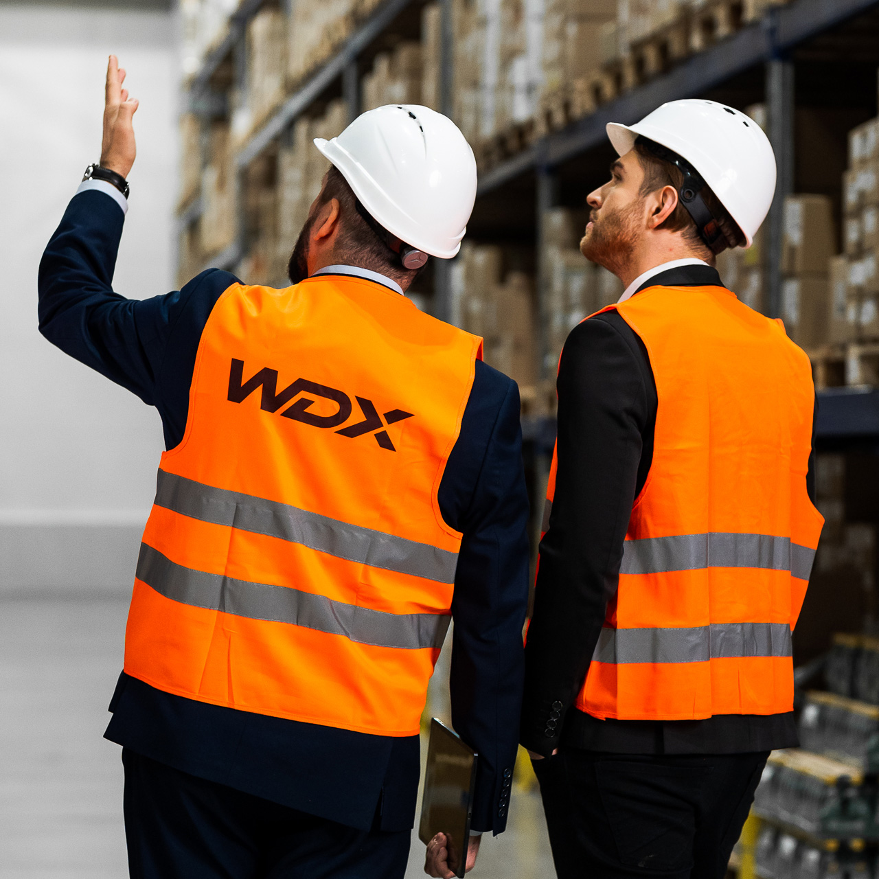 Ekspert WDX prezentujący projekt wyposażenia technicznego