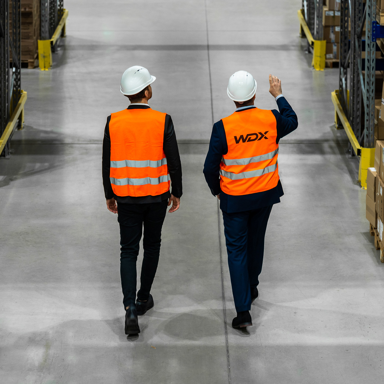 Projektant WDX prezentujący wyposażony magazyn